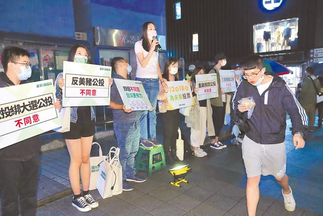 民進黨「四個不同意」公投說明會，3日分別在新北土城和桃園龜山宣講。民進黨青年部也展開「進擊！國務青」全國街講行動，3日在北市公館商圈展開。（鄭任南攝）