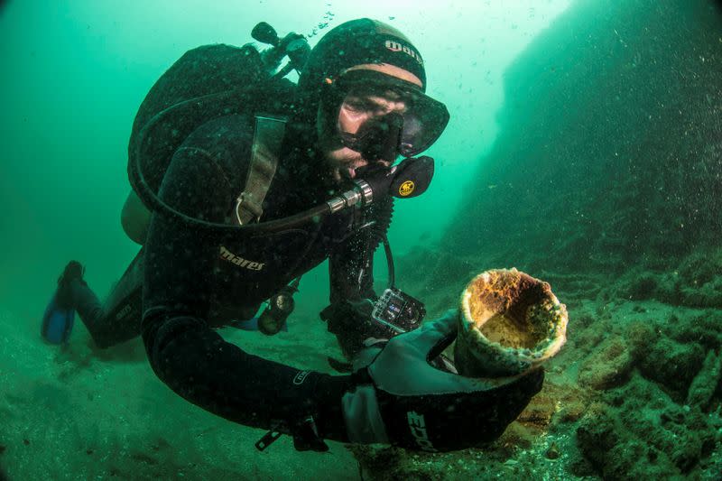 Un arqueólogo subacuático inspecciona un submarino de la Primera Guerra Mundial hundido en aguas mexicanas en la isla de Santa Margarita