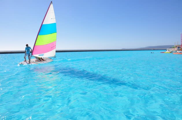 Wer es aus eigener Kraft nicht schafft, den Pool zu durchschwimmen, kann sich sogar ein kleines Boot mieten.