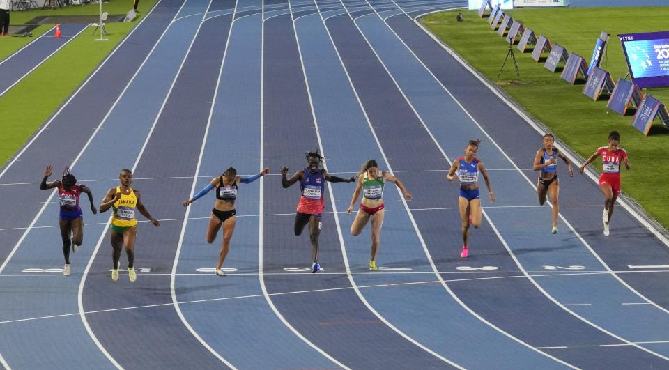 Atletas compiten en la final de los 200 metros para mujeres de los Juegos Centroamericanos y del Caribe, el miércoles 5 de julio de 2023, en San Salvador, El Salvador. (AP Foto/Arnulfo Franco)