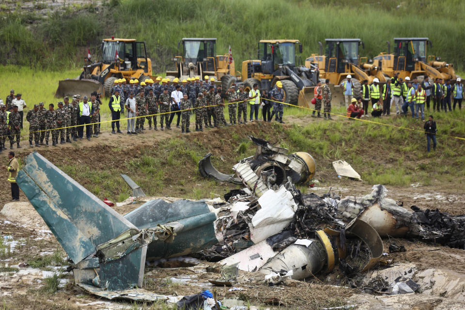 Personal del ejército de Nepal acordonan el lugar donde se estrelló un avión, en el Aeropuerto Internacional Tribhuvan International, en Katmandú, Nepal, el 24 de julio de 2024. (AP Foto/Sujan Gurung)