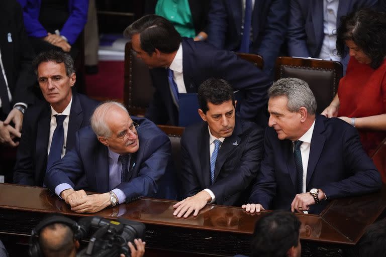 Jorge Taiana conversa con Eduardo "Wado" De Pedro y Agustín Rossi en la apertura de la Asamblea Legislativa, en la que el Presidente anunció el aumento salarial a las Fuerzas Armadas