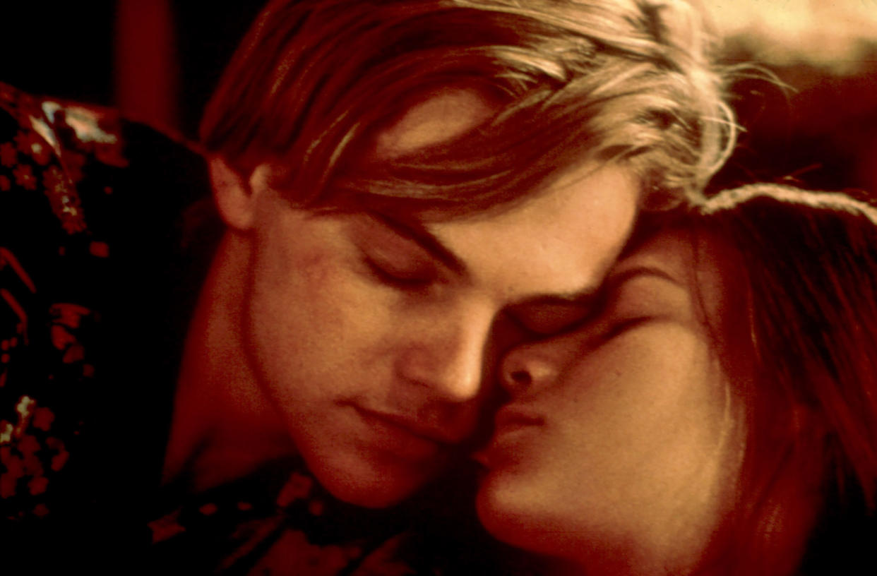 ROMEO AND JULIET, Leonardo Di Caprio, Claire Danes, 1996, nuzzling