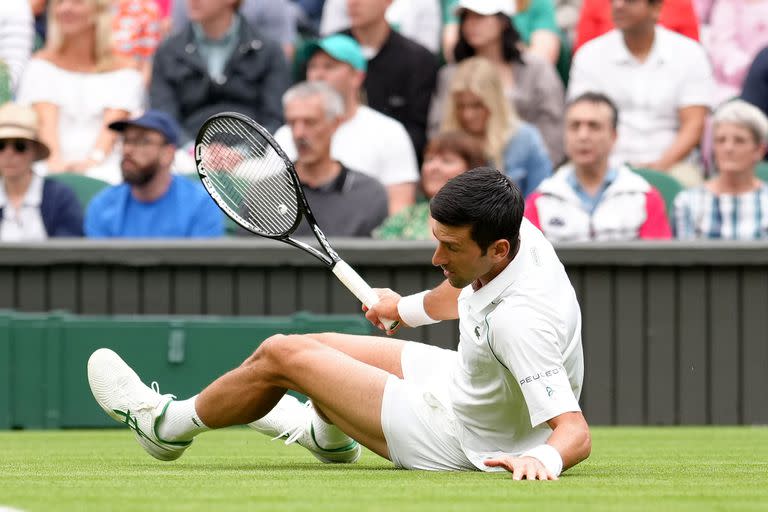 Novak Djokovic sufrió más golpes de los habituales en el All England, pero tuvo su debut exitoso en Wimbledon