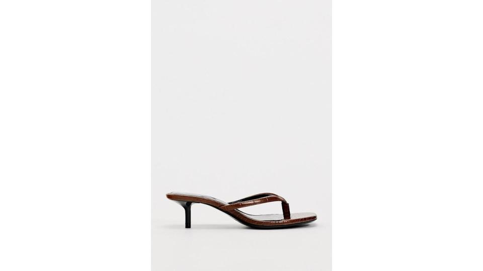 MINIMALIST STRAPPY SANDALS