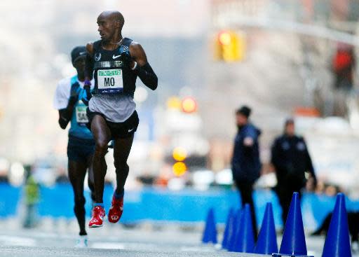 El atleta británico Mohamed 'Mo' Farah llegando a la línea de meta de la Media Maratón de Nueva York en segundo lugar, el 16 de marzo de 2014, cuando poco después se desmayó al cruzar la línea de meta (Getty/AFP/Archivos | Rich Schultz)