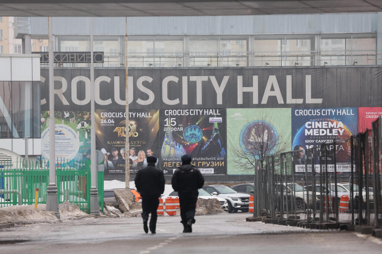 Des agents des forces de l’ordre russes marchent sur le site d’une attaque à l’arme à feu contre le Crocus City Hall à Krasnogorsk, à l’extérieur de Moscou, le 23 mars 2024.