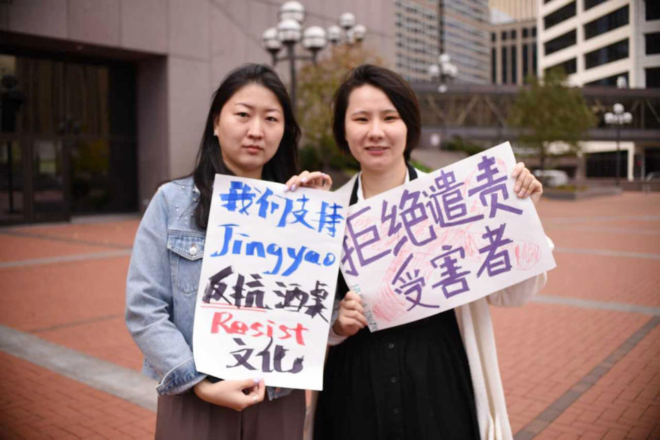 美國明尼蘇達州明尼阿波利斯市，Jingyao支持者在庭外聲援。