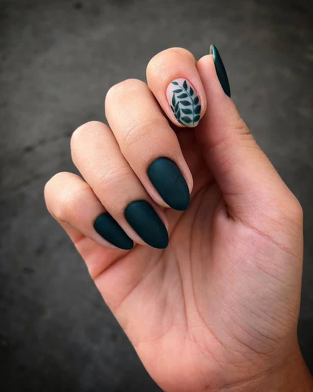 20 ideas de uñas en tonos oscuros SÚPER elegantes: pásate al lado 'dark',  pero con estilo