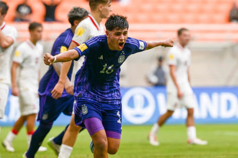 Thiago Ezequiel Laplace grita su gol, el primero de la golead de Argentina sobre Polonia en el Mundial Sub 17