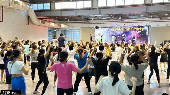 南投縣運動盛典Zumba Party 七周年，百人齊聚舞力全開。(圖：救國團南投縣團委會提供)