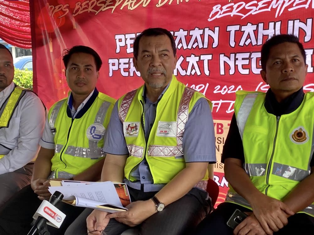 Johor Bersatu secretary Mohd Solihan Badri (centre) speaks to reporters at the Kempas Toll Plaza in Johor Baru January 21, 2020. — Picture by Ben Tan