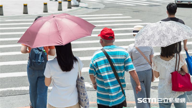 台灣因太平洋高壓籠罩，今日各地炎如盛夏，西半部高溫恐飆38度以上。（圖／記者陳弋攝影）