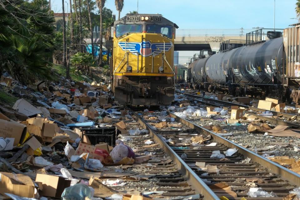 ▲美國洛杉磯貨運列車遭洗劫的事件頻傳，鐵路公司將矛頭指向當地政府，認為是修改輕罪起訴方式才助長犯罪。圖為搶匪棄置一地的包裝垃圾。（圖／美聯社／達志影像）