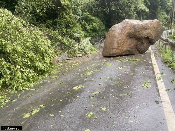 力行產業道路二十一公里處邊坡落石坍方，巨石擋路。(仁愛警分局提供)