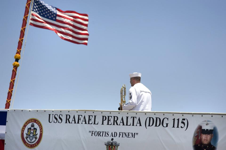 FOTOS: Buque de EEUU en honor a heroico soldado de origen mexicano