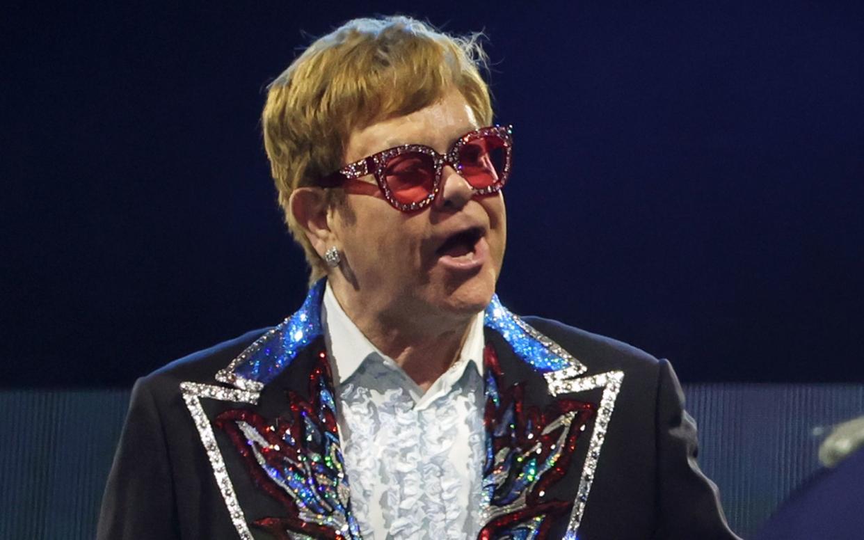 Elton John gibt sein letztes Konzert in Nordamerika - und Fans auf den ganzen Welt können bei Disney+ zusehen. (Bild: Getty Images/Ethan Miller)