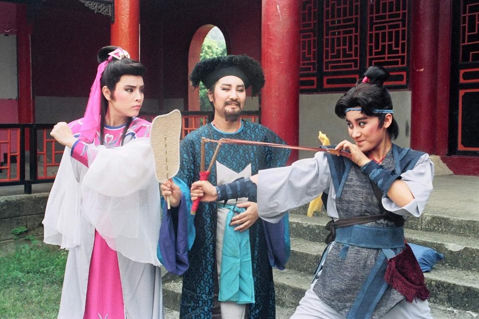 楊麗花（中）在陳亞蘭（右）第二齣戲劇演男主角扮老生。（圖／欣湉國際提供）