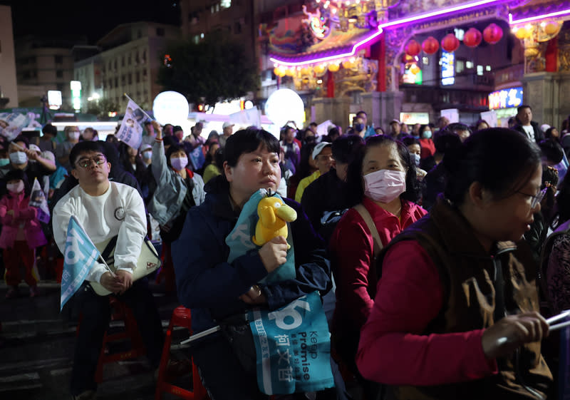 李有宜新北蘆洲競總成立  民眾支持（1） 台灣民眾黨立委參選人李有宜競選總部成立大會21日 晚間在新北市蘆洲區舉行，現場有民眾攜帶精靈寶可 夢中的「可達鴨」娃娃到場支持。 中央社記者趙世勳攝  112年11月21日 