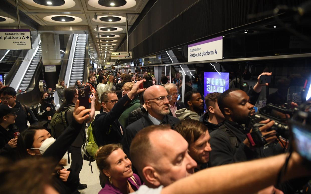 Elizabeth Line opening: Hundreds gather to become first to ride London's newest rail line - Jeremy Selwyn /SelwynPics 