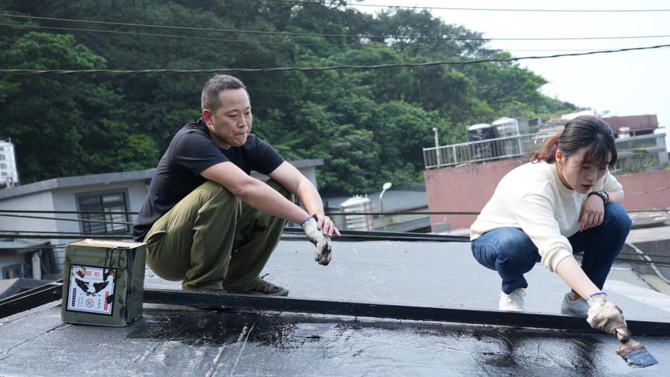 ▲楊小黎這趟旅遊不僅體驗柏油鋪屋頂，還坐列車進礦坑。