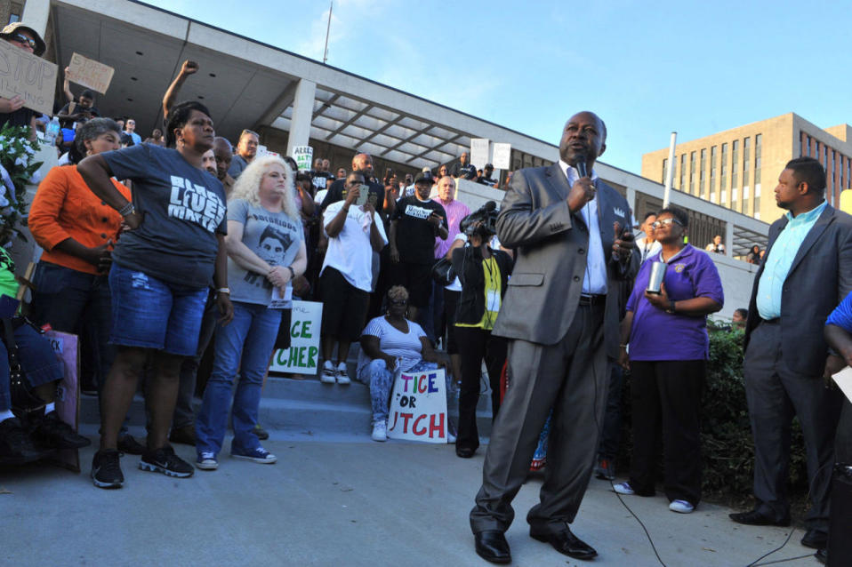 Terence Crutcher fatally shot by Tulsa, Okla., police officer