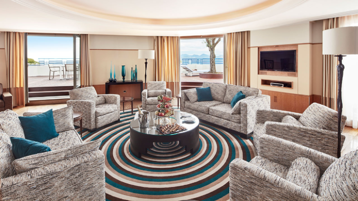 <p>Die Filmfestspiele in Cannes sind ein gefragtes Event bei Superstars aus aller Welt. Da darf eine entsprechende Unterkunft natürlich nicht fehlen. Das Grand Hotel Hyatt Martinez bietet mit der Penthouse Suite genau diese Unterkunft. Aktuell kostet eine Nacht dort 62.000 Euro. (Foto: Hotel-Martinez.hyatt.com) </p>