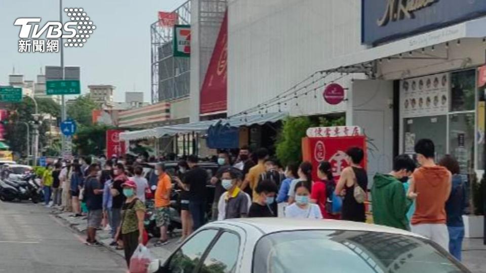 中秋前夕，台中知名餅店外湧入大量人潮排隊。（圖／警方提供）