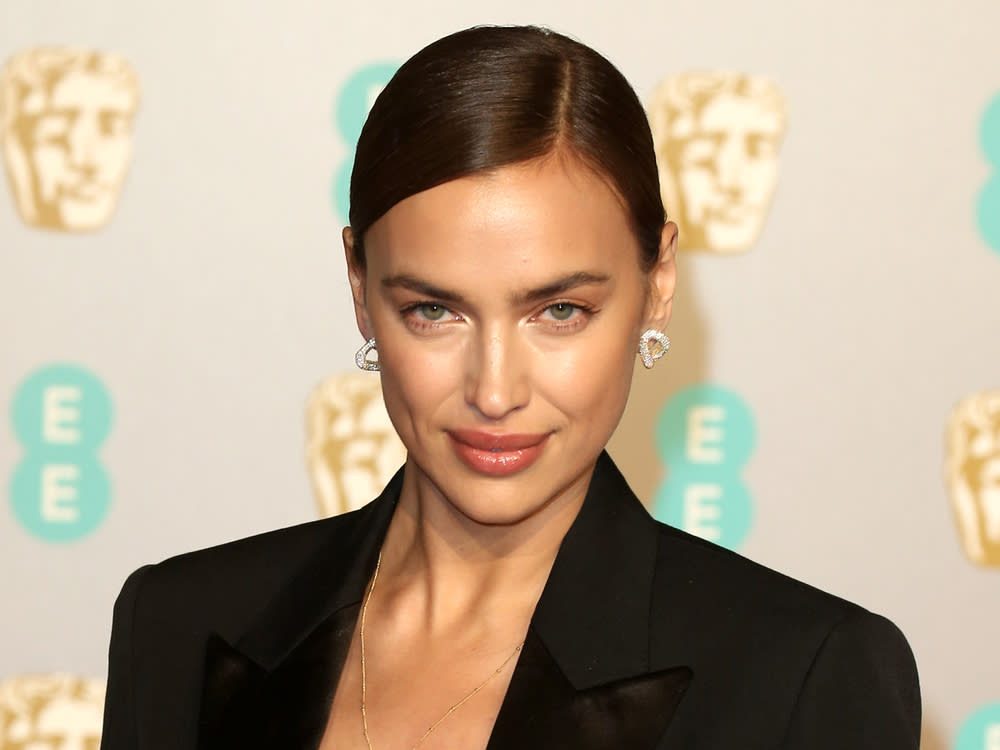 Model Irina Shayk nutzt Eiswürfel, um ihrer Gesichtshaut Gutes zu tun. (Bild: Cubankite/Shutterstock.com)