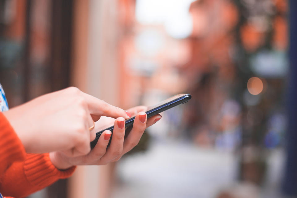 Und plötzlich stellt man fest, dass der Handy-Schnappschuss ganz schön peinlich war. (Symbolbild: Getty)