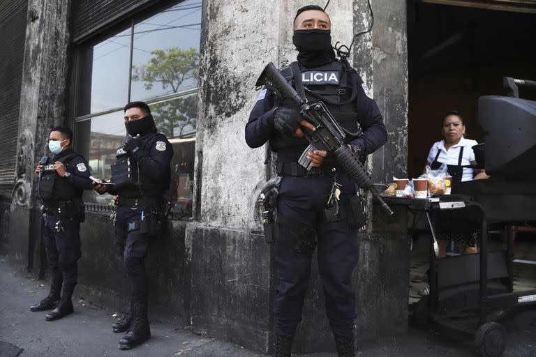 Policías fuertemente armados resguardan las calles como parte de un estado de excepción, el 27 de marzo de 2022, en San Salvador.