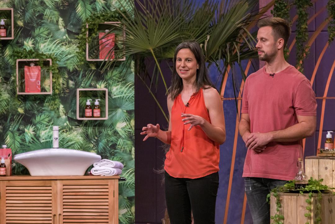 Monika und Michael Nätscher präsentieren mit good decision eine nachfüllbare Zahnpaste mit Drachenblut (Bild: RTL/Bernd-Michael Maurer)