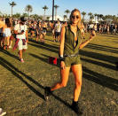 <p>Auch Model und Moderatorin Lena Gercke ist schon länger Coachella-Fan und versprühte dieses Jahr im khakifarbenem Micro-Jumpsuit mit BH-Blitzer und Fliegerbrille Bootcamp-Atmosphäre. (Bild: Instagram/glossytalkmaybelline) </p>