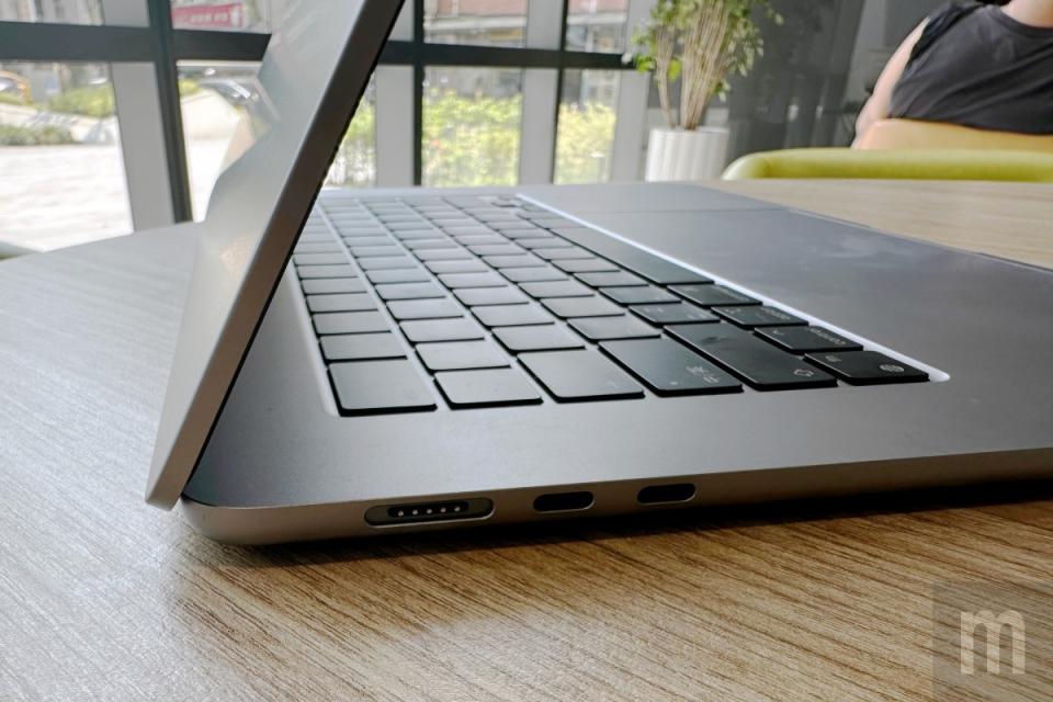 動手玩／螢幕尺寸增加為15.3吋的MacBook Air 15，優勢顯然不只是在「變大」