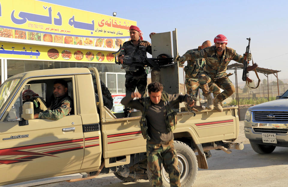 <p>Peshmerga fighters gathering at the Altun Kubri checkpoint, 40kms from Kirkuk, on Oct. 20, 2017. (Photo: Marc-Antoine Pelaez/AFP/Getty Images) </p>