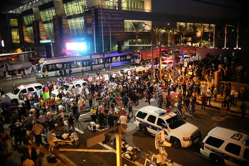 <p>Pro-Trump supporters face off with peace activists during protests outside a Donald Trump campaign rally in Phoenix, Arizona, U.S. August 22, 2017. (Sandy Huffaker/Reuters) </p>