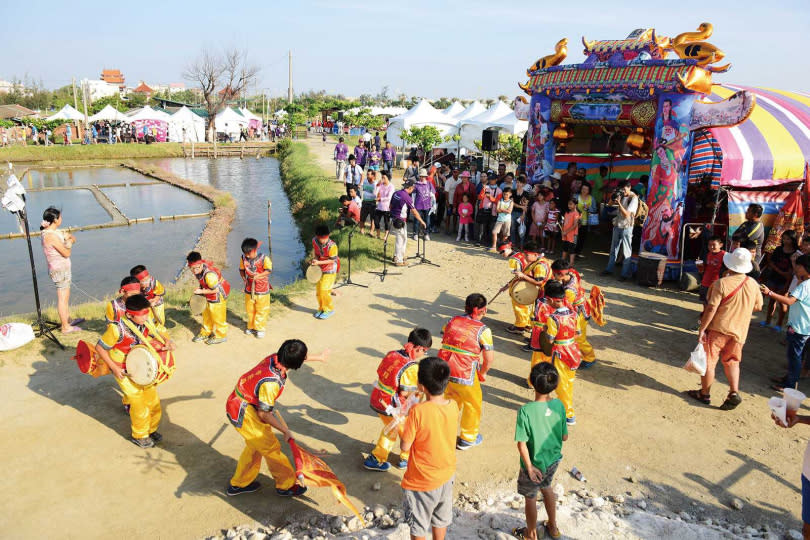 洲南鹽場每年都會舉辦「謝鹽祭」，依照民俗禮儀謝神，當地國小也會組隊前往參與活動。（圖／東石鄉公所提供）