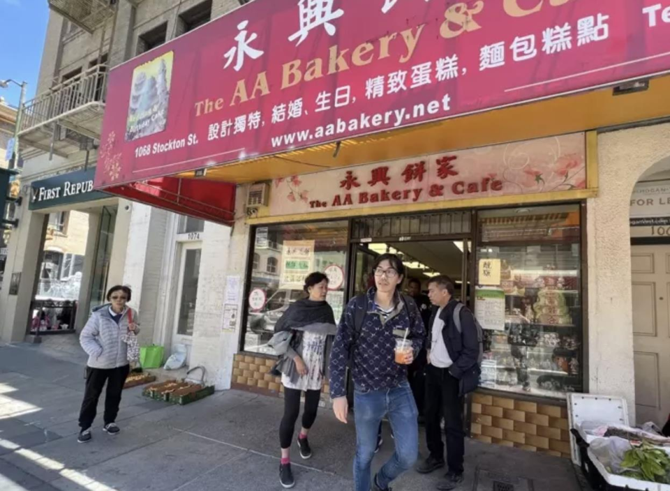 舊金山華埠永興餅店內，發生一起疑似精神病患持水果刀刺人事件。店東陳永興見義勇為，攔著行凶者不准離開，直到警方到來。店鋪現已恢復正常營業。（本報檔案照，記者劉先進攝影）