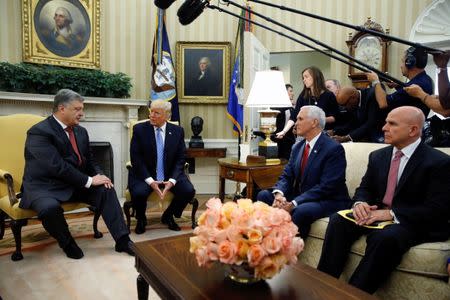 U.S. President Donald Trump, Vice President Mike Pence and National Security Advisor H.R. McMaster meet with Ukraine's President Petro Poroshenko in the Oval Office at the White House in Washington, U.S., June 20, 2017. REUTERS/Jonathan Ernst