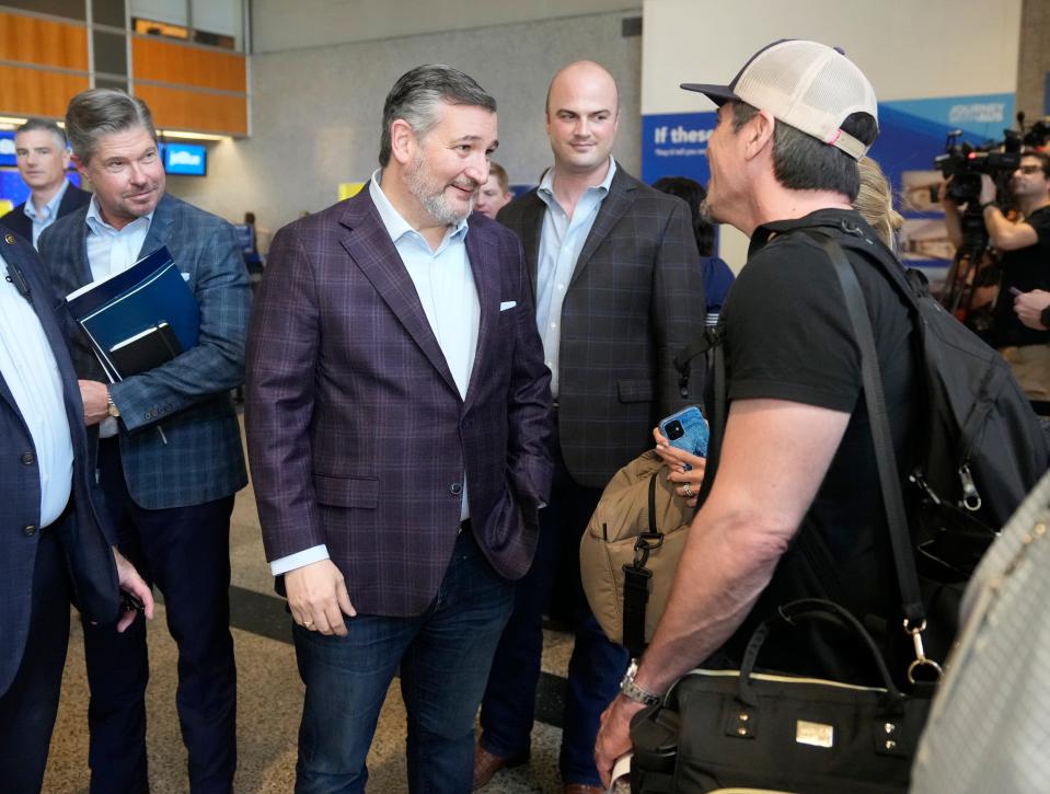 Le sénateur Ted Cruz discute avec le passager Brian Ponikvar, de San Juan Capistrano, en Californie, après avoir pris la parole lors d'une conférence de presse à l'aéroport international d'Austin-Bergstrom le mardi 28 mai 2024, au sujet de l'entrée en vigueur de la loi sur la réautorisation de la FAA.