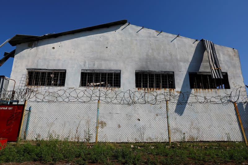 Edificio de una prisión dañada por los bombardeos en Olenivka