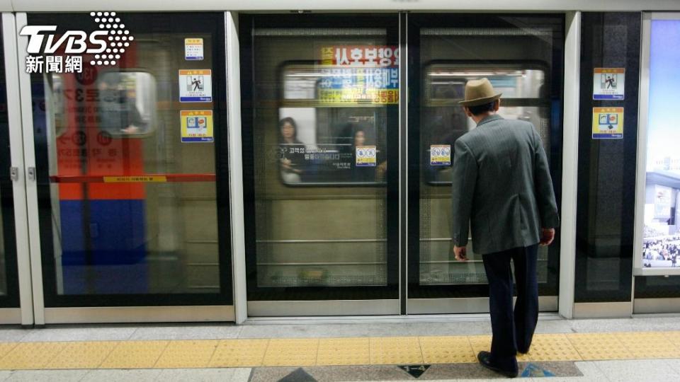 社福專家認為這無法解決根本問題。（圖／達志影像路透社）