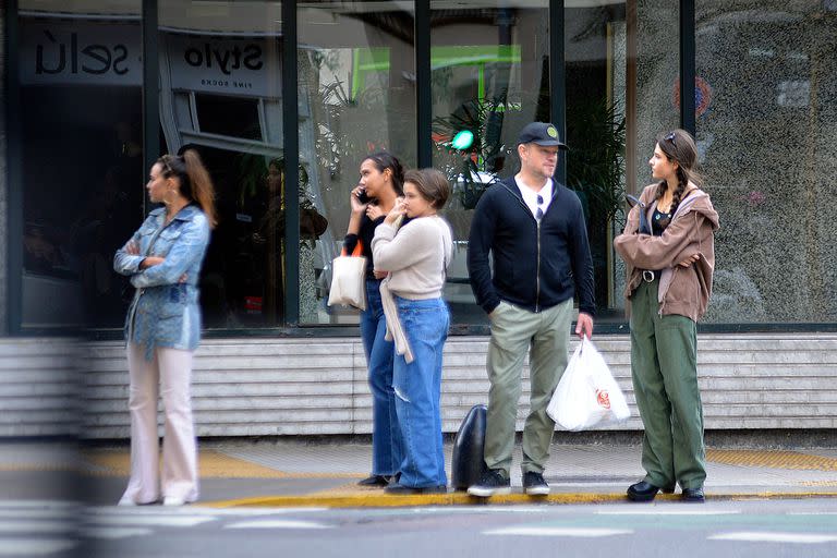 Matt Damon junto a su esposa y sus hijas, paseando por Palermo