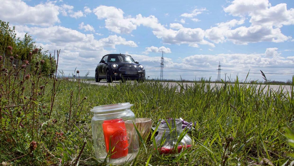 Kerzen und Blumen sind an der Unfallstelle an einer Landstraße bei Sachsenheim aufgestellt. Dort war der Angeklagte nach in eine Gruppe von vier Fußgängern gefahren.