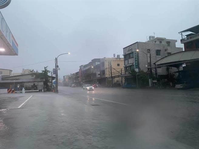 高雄24日降下傾盆大雨。（圖／摘自陳其邁臉書）