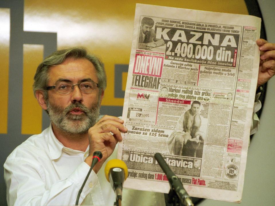 Slavko Curuvija at a press conference in Belgrade in November 1998.