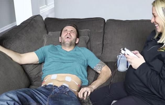 Boyfriend tries labor pain simulator for men (Video)