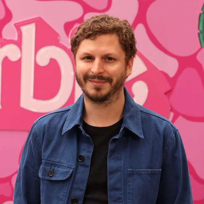 Revela Michael Cera que no pudo unirse al chat grupal de WhatsApp de las estrellas de 'Barbie' porque no tiene smartphone credit:Bang Showbiz