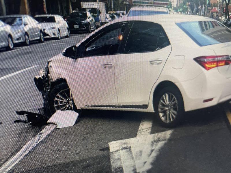 許男駕車逆向撞公車，導致自己車輛車頭損毀。（翻攝畫面）