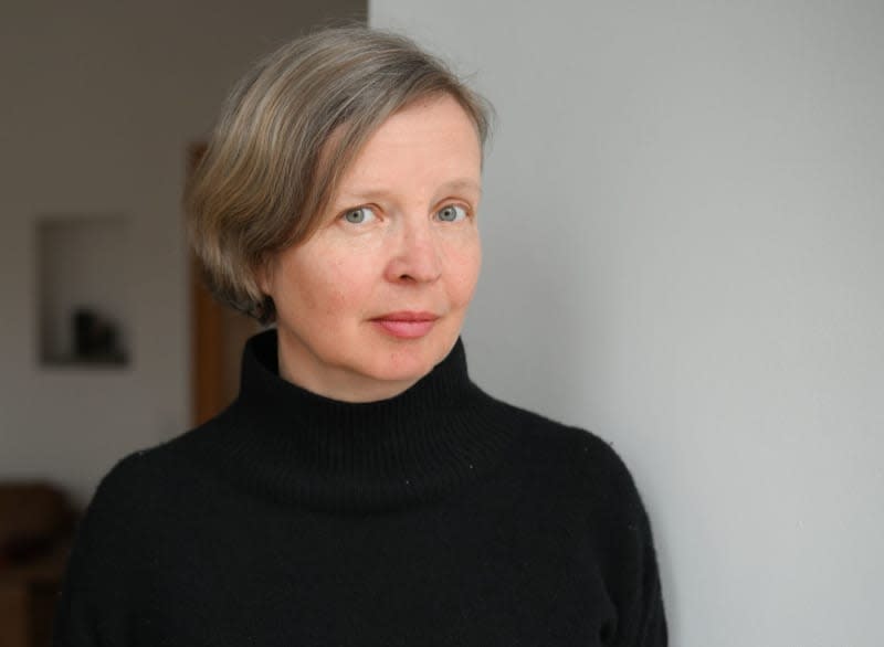 The German writer Jenny Erpenbeck at a photo session in her study. Jens Kalaene/dpa